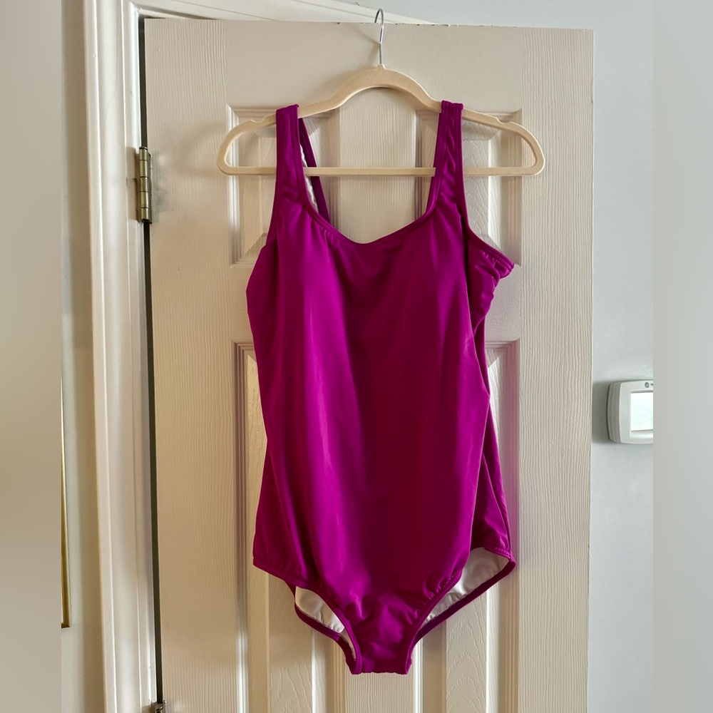 Lands’ End Tugless One Piece Swimsuit Fuchsia sz 18 NEW with liner